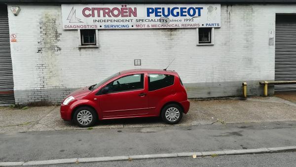 Lloyds Citroen-Peugeot Specialists