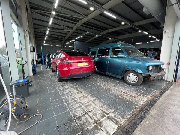 Car Bar and Wheel Spa