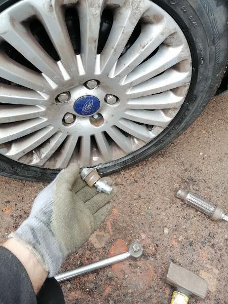 Mobile Locking Wheel Nut Removal Service